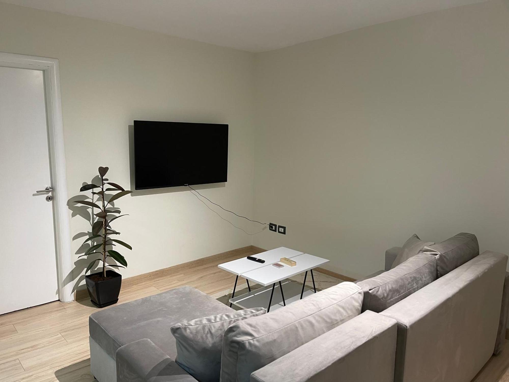 White Apartment, In The Center Of Tiranë Luaran gambar