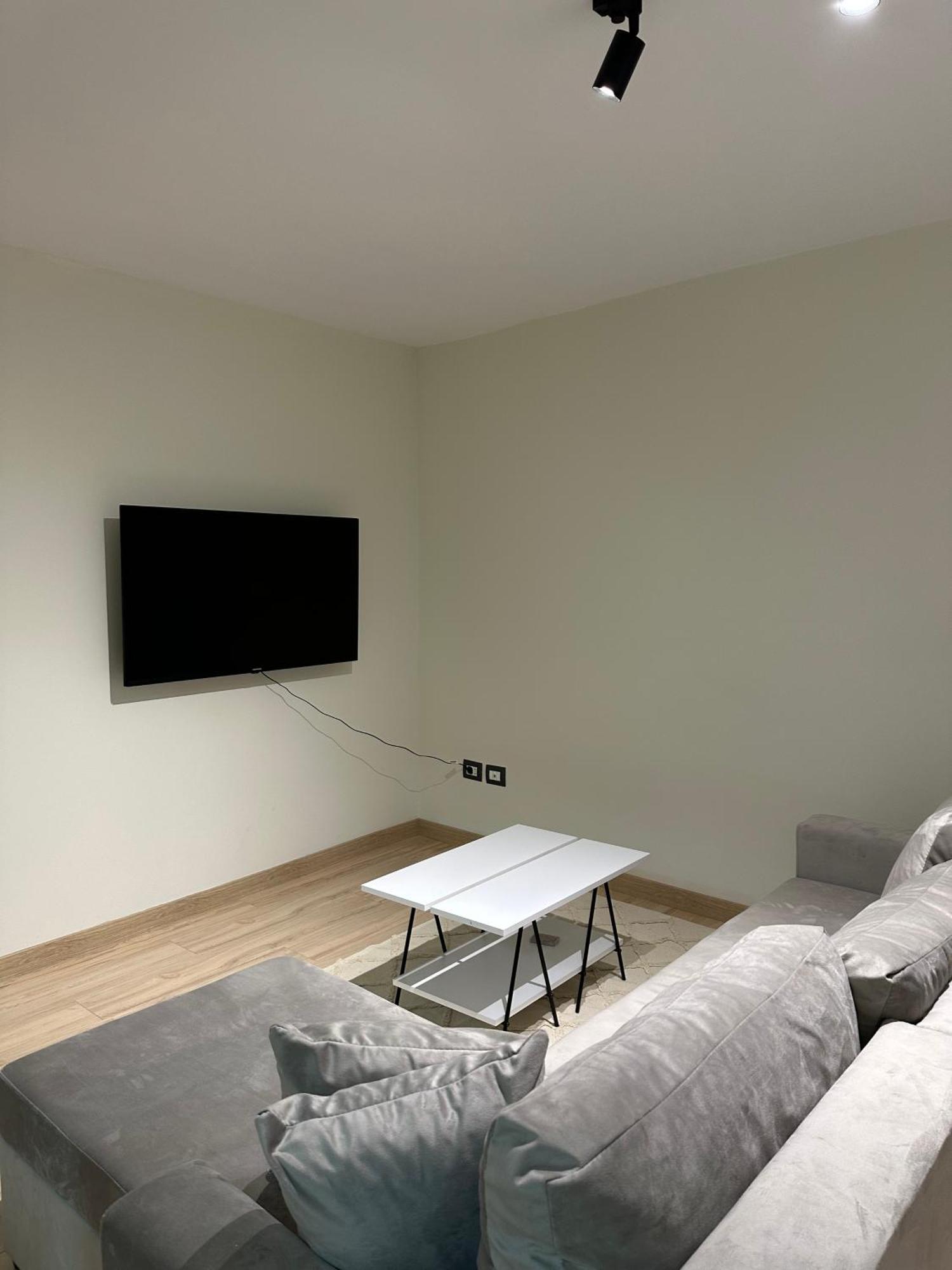 White Apartment, In The Center Of Tiranë Luaran gambar
