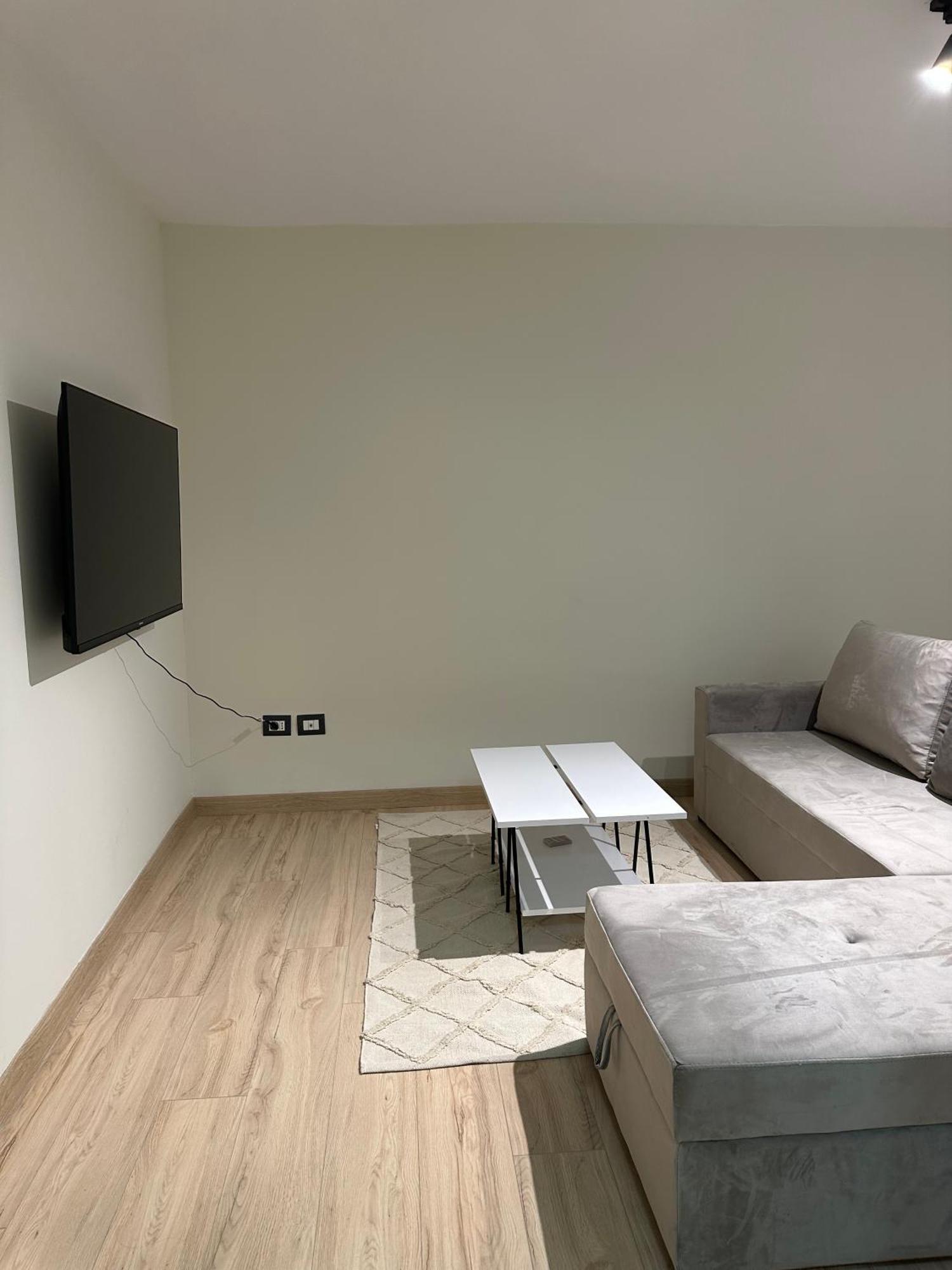White Apartment, In The Center Of Tiranë Luaran gambar